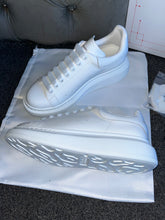 Load image into Gallery viewer, All White Queens