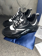 Load image into Gallery viewer, Black Runner Trainers