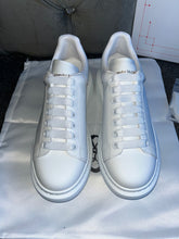 Load image into Gallery viewer, All White Queens