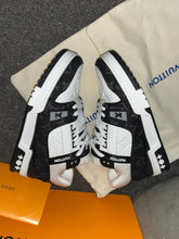 Load image into Gallery viewer, Black & White Trainers