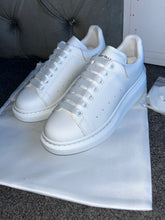 Load image into Gallery viewer, All White Queens