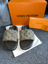 Load image into Gallery viewer, Elastic Suede Pillow Sliders