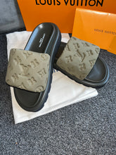 Load image into Gallery viewer, Elastic Suede Pillow Sliders