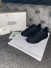 Load image into Gallery viewer, Matt Black Queens