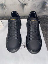 Load image into Gallery viewer, Matt Black Queens