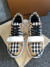 Load image into Gallery viewer, White Burb Trainers
