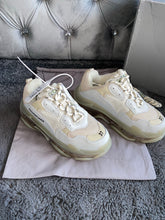 Load image into Gallery viewer, Triple Trainers - Light Gold