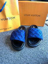 Load image into Gallery viewer, Elastic Suede Pillow Sliders