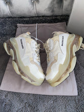 Load image into Gallery viewer, Triple Trainers - Light Gold