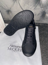 Load image into Gallery viewer, Matt Black Queens