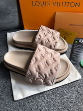 Load image into Gallery viewer, Elastic Suede Pillow Sliders