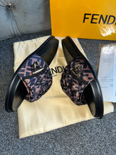 Load image into Gallery viewer, Brown Ruffled Sliders