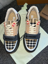 Load image into Gallery viewer, Black Burb Trainers