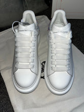 Load image into Gallery viewer, White Diamond Queens