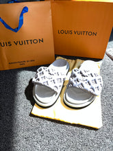 Load image into Gallery viewer, Elastic Suede Pillow Sliders