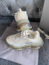 Load image into Gallery viewer, Triple Trainers - Light Gold