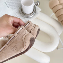Load image into Gallery viewer, Ugg Bow Slippers