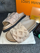 Load image into Gallery viewer, Elastic Suede Pillow Sliders