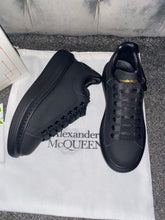 Load image into Gallery viewer, Matt Black Queens