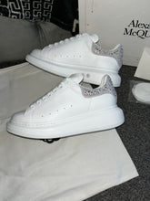 Load image into Gallery viewer, White Diamond Queens