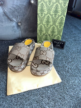 Load image into Gallery viewer, Light Brown Thick G Sliders