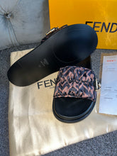 Load image into Gallery viewer, Brown Ruffled Sliders