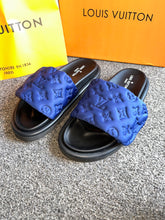 Load image into Gallery viewer, Elastic Suede Pillow Sliders