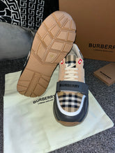 Load image into Gallery viewer, Black Burb Trainers