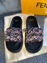 Load image into Gallery viewer, Brown Ruffled Sliders