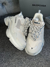Load image into Gallery viewer, Triple Trainer - Pale Grey/Off White
