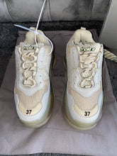 Load image into Gallery viewer, Triple Trainers - Light Gold