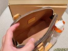 Load image into Gallery viewer, Alma BB Handbag

