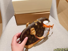 Load image into Gallery viewer, Alma BB Handbag
