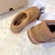 Load image into Gallery viewer, Closed Slippers
