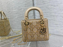 Load image into Gallery viewer, Detailed Diamond Lady Bag
