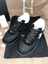 Load image into Gallery viewer, Black &amp; White Runner Trainers

