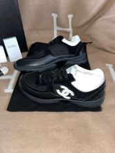 Load image into Gallery viewer, Black &amp; White Runner Trainers
