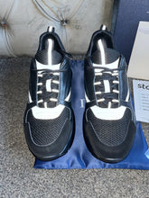 Load image into Gallery viewer, Black Runner Trainers
