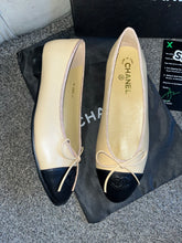 Load image into Gallery viewer, Beige &amp; Black C Flats
