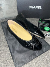Load image into Gallery viewer, Black Shinny C Flats
