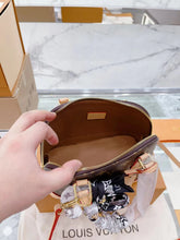 Load image into Gallery viewer, Alma BB Handbag
