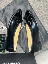 Load image into Gallery viewer, Black Shinny C Flats
