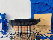 Load image into Gallery viewer, Burbe Bumbag

