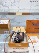 Load image into Gallery viewer, Small Shoulder Tote Bag
