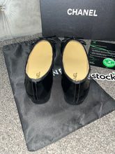 Load image into Gallery viewer, Black Shinny C Flats
