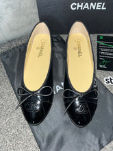 Load image into Gallery viewer, Black Shinny C Flats
