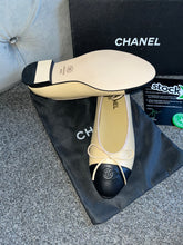 Load image into Gallery viewer, Beige &amp; Black C Flats
