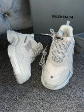 Load image into Gallery viewer, Triple Trainer - Pale Grey/Off White
