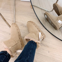 Load image into Gallery viewer, Glittery Bow Ugg Boots
