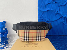 Load image into Gallery viewer, Burbe Bumbag
